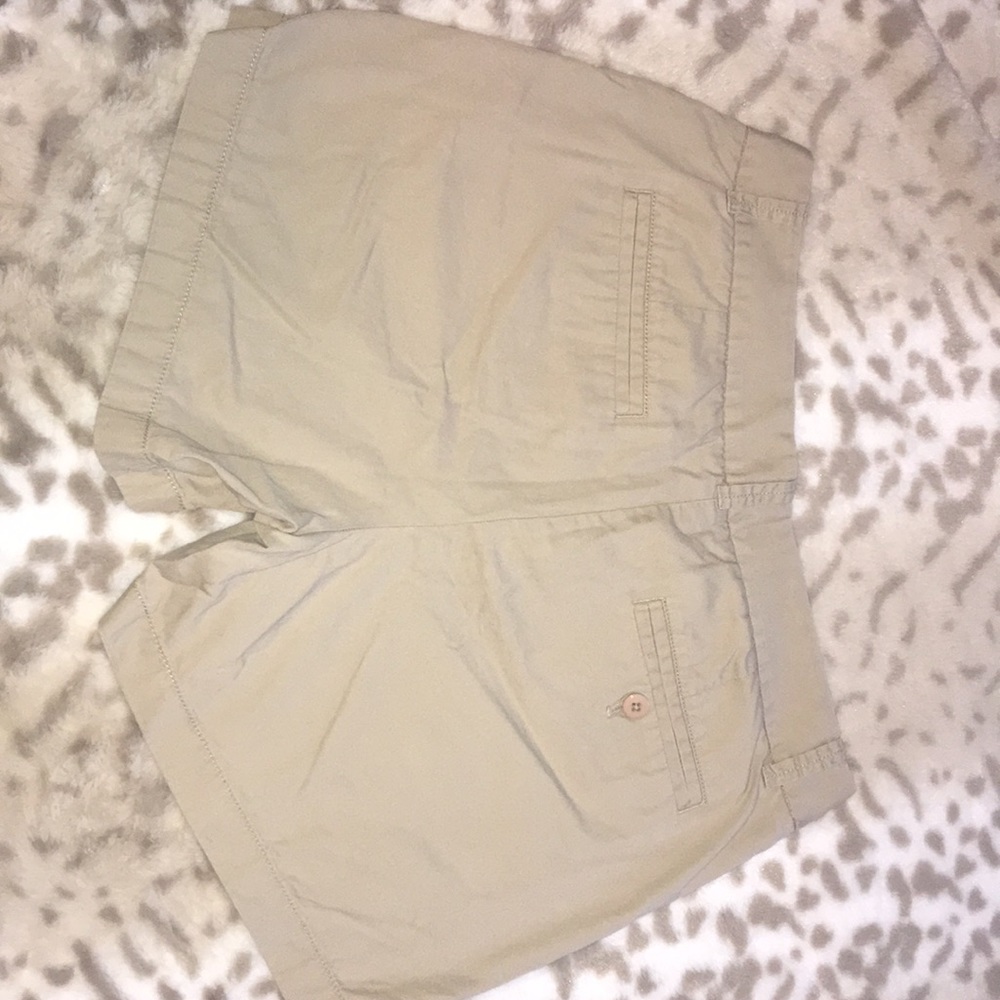 🎁J Crew tan Bermuda shorts barely worn. Size 6🎁